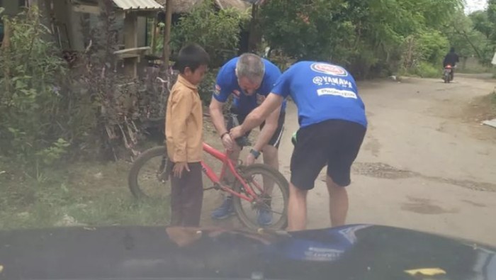 Tim Yamaha WSBK Bantu Servis Sepeda Bocah di Mandalika