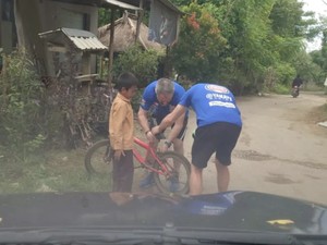 Ketika Mekanik Yamaha WSBK Bantu Servis Sepeda Bocah di Mandalika