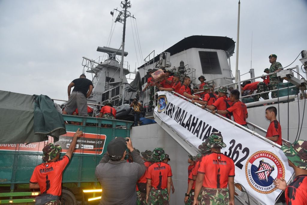 TNI AL beri dan salurkan bantuan untuk warga Masalembu, Jatim yang krisis pangan akibat cuaca ekstrem.