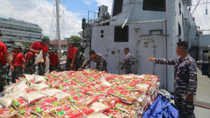 TNI AL beri dan salurkan bantuan untuk warga Masalembu, Jatim yang krisis pangan akibat cuaca ekstrem.