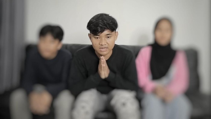 Video seorang remaja berseragam SMP menyetir mobil mendapat sorotan dari warganet dan dikecam karena dinilai membahayakan. YouTuber ini meminta maaf. (dok Ist)