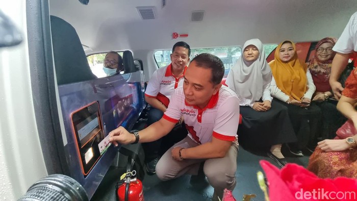 Wali Kota Eri Cahyadi menjajal mengetapkan kartu di angkutan feeder wira wiri Suroboyo.