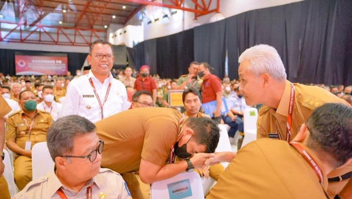 Walkot Medan Bobby Nasution mencium tangan Ganjar Pranowo. (Foto: Instagram @bobbynasution)