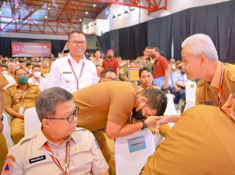Walkot Medan Bobby Nasution mencium tangan Ganjar Pranowo. (Foto: Instagram @bobbynasution)