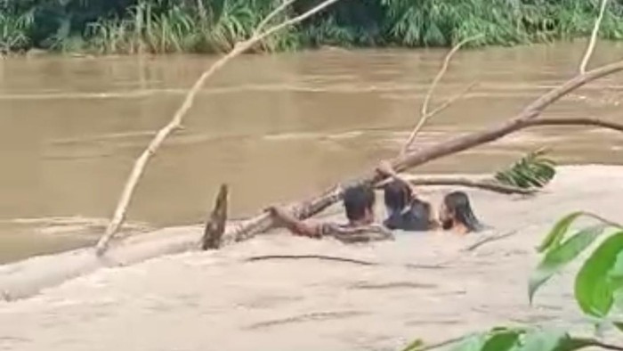 Warga selamatkan wanita di Pandeglang yang melompat ke sungai.