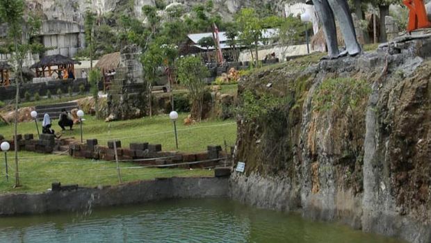 Berwisata ke gunung atau pantai mungkin sudah biasa dilakukan. Pernahkah detikers main ke wisata bekas tambang?