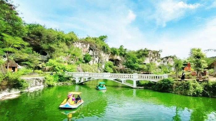 Berwisata ke gunung atau pantai mungkin sudah biasa dilakukan. Pernahkah detikers main ke wisata bekas tambang?