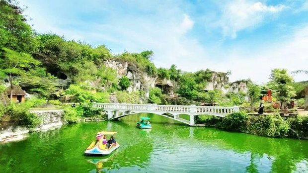 Berwisata ke gunung atau pantai mungkin sudah biasa dilakukan. Pernahkah detikers main ke wisata bekas tambang?
