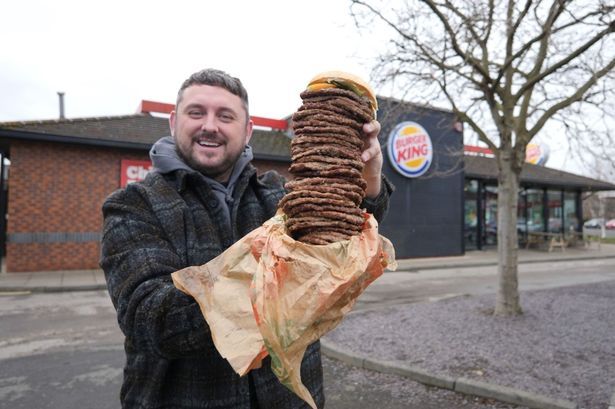 Wow!  Pria Ini Makan Burger dengan Segunung Roti Senilai 6.000 Kalori