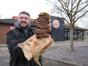 Wow! Pria Ini Makan Burger dengan Patty Segunung Senilai 6.000 Kalori