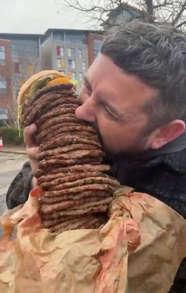 Wow! Pria Ini Makan Burger dengan Patty Segunung Senilai 6.000 Kalori
