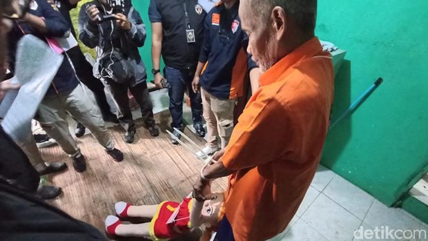 Wowon dan Duloh memperagakan adegan pembunuhan Wiwin dan Noneng di Cianjur, Jawa Barat.
