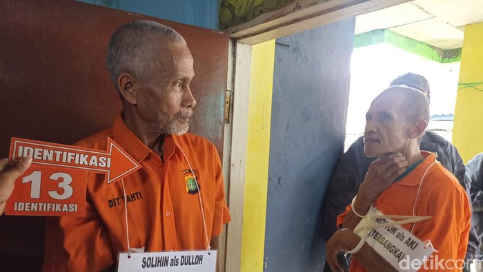 Wowon dan Duloh memperagakan adegan pembunuhan Wiwin dan Noneng di Cianjur, Jawa Barat.