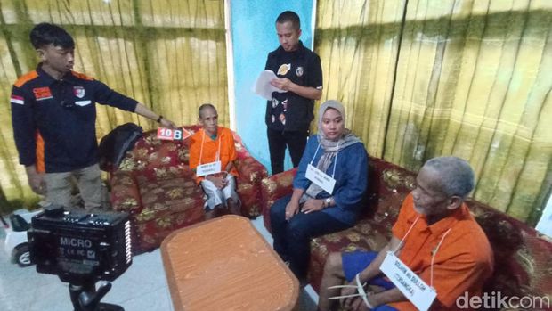 Wowon dan Duloh memperagakan adegan pembunuhan Wiwin dan Noneng di Cianjur, Jawa Barat.
