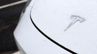 Tesla Model Y merupakan mobil listrik mewah dengan dua pilihan jarak tempuh, yakni Long Range dan Performance.   