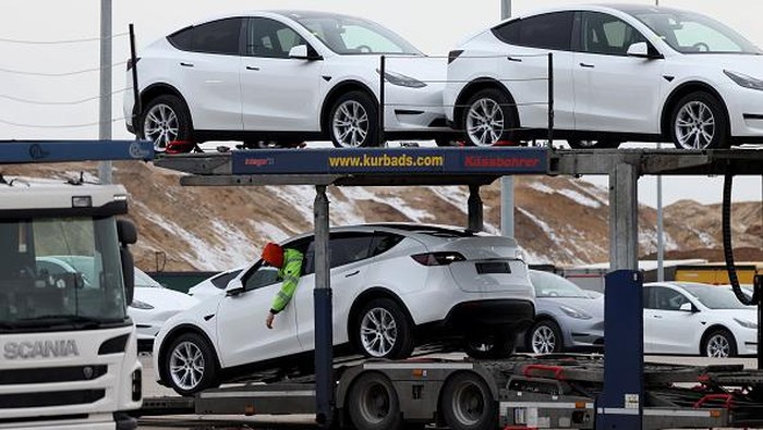 Tesla Model Y electric vehicles in a lot at the Tesla Inc. Gigafactory in Gruenheide, Germany, on Saturday, Jan. 21, 2023. Tesla CEO Elon Musk played down how much impact his tweets have on the companys stock price as he defended himself at a trial in San Francisco federal court on Friday over his 2018 tweet about taking the electric car-maker private. Photographer: Liesa Johannssen/Bloomberg via Getty Images