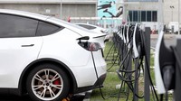Sedangkan untuk varian Performance, daya akselerasi lebih cepat yaitu 3.5 detik, jarak tempuh 513 km, top speed 249 km per jam dengan opsi penggerak sama, yaitu Dual Motor All-Wheel Drive.  