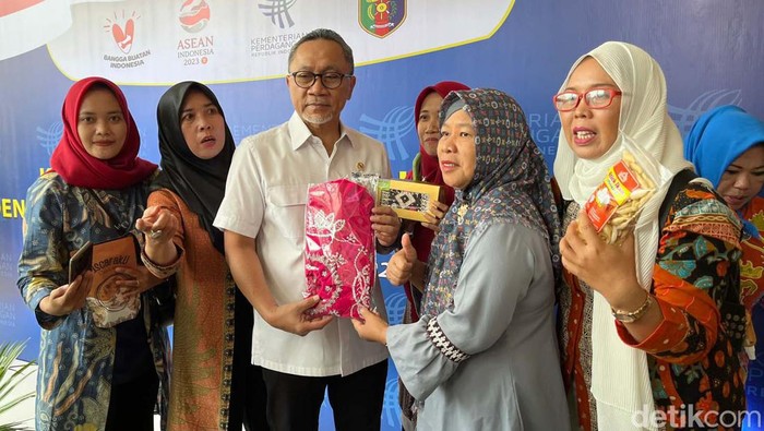 Menteri Perdagangan Zulkifli Hasan (Zulhas) membuka kegiatan pemberdayaan UMKM di Bandar Lampung. Zulhas berharap UMKM Indonesia naik kelas.