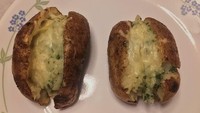Punya stok kentang di rumah? Supaya tidak bosan, coba bikin kentang panggang dengan tambahan butter dan cheddar parut ini.