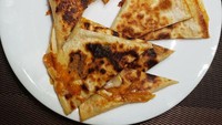 Tortilla lembaran yang ada di supermarket bisa dikreasikan dengan keju Cheddar dan jalapeno. Tinggal dipanggang sebentar, kamupun bisa menikmati quesadilla rumahan ini.