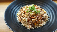 Andalan orang Indonesia nih! Nasi goreng bisa dibuat dengan nasi sisa semalam, telur, irisan bawang, dan topping daging sisa.