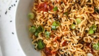 Jika bosan mie instan yang itu-itu saja, kamu bisa mencoba trik ini. Tambahkan minyak wijen dan irisan daun bawang agar lebih enak.
