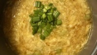 Sup telur cocok buat menghangatkan perut. Bahan membuatnya hanya telur, kaldu ayam, kecap asin dan irisan daun bawang. Bisa tambah minyak wijen kalau mau lebih enak.
