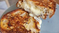 Hanya pakai roti, keju Cheddar, dan mentega, netizen ini sudah bisa bikin grilled cheese sandwich klasik. Terlihat enak ya?