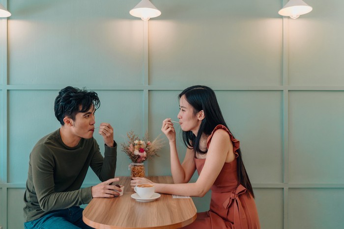5 Kisruh Makanan Saat Kencan Pertama yang Bikin Geleng Kepala