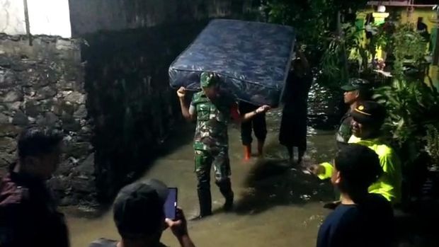 Sungai Bengawan Solo yang meluap membanjiri rumah hingga area persawahan milik masyarakat. Luapan Bengawan Solo juga sempat memasuki Sragen, Jawa Tengah.