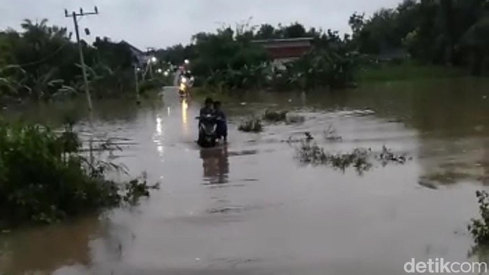 Sungai Bengawan Solo yang meluap membanjiri rumah hingga area persawahan milik masyarakat. Luapan Bengawan Solo juga sempat memasuki Sragen, Jawa Tengah.