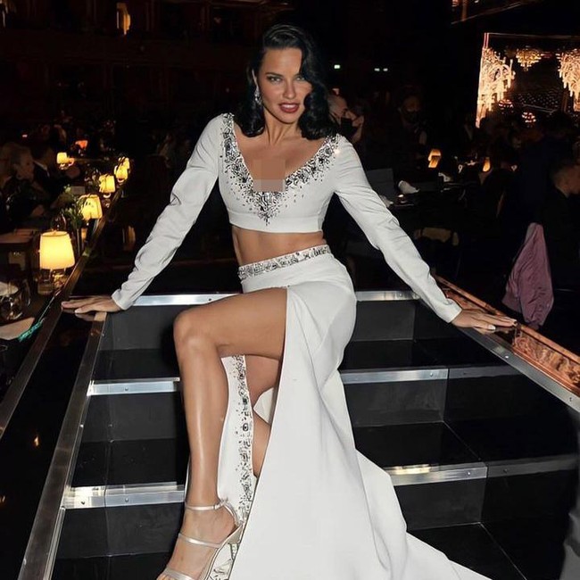 Tak disangka terpilihnya Adriana Lima sebagai duta Piala Dunia Wanita mendapat respon dari sejumlah fans bahkan pakar. Tak sedikit yang kurang setuju, kebanyakan karena profesinya sebagai model dan tidak berhubungan dengan olahraga. Foto: Instagram Adriana Lima