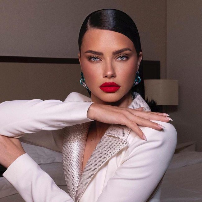 Adriana Lima menjadi global fan ambassador pertama untuk Piala Dunia yang yang akan dilangsungkan di Australia dan Selandia Baru mulai Juli 2023. Dikatakan bahwa perannya adalah untuk mengembangkan, mempromosikan, dan berparitasipasi dalam berbagai acara terkait fans di seluruh dunia. Foto: Instagram Adriana Lima