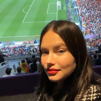 Wanita asal Brasil itu sendiri mengaku dirinya penggemar bola dan siap untuk menjembatani FIFA dan para fans di seluruh dunia. Datang dari latar belakang yang sederhana dan mejadi penggemar bola, aku sangat berterima kasih dan merasa terhormat untuk dipilih oleh FIFA menjadi Global Fan Ambassador pertama dan diberikan wadah untuk membantu fans untuk lebih dekat kepada permainan, kata Adriana Lima.Foto: Instagram Adriana Lima