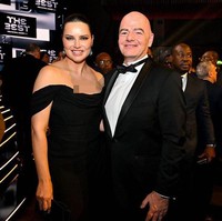 Begini penampilan cantik supermodel tersebut saat resmi bergabung dengan FIFA Family. Wanita 41 tahun tersebut terlihat cantik mengenakan gaun hitam yang elegan.  Foto: Instagram Adriana Lima