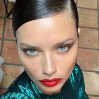 Sementara Presiden FIFA Gianni Infantino mengaku memilih Adriana Lima karema kebaikan dan ketertarikannya pada pertandingan bola. Ketika kamu bertemu Adriana, kamu langsung merasakan kehangatan, kebaikan, dan bagaimana dia mudah didekati dan semangat tentang pertandingan kami. Dia hidup dan bernapas untuk bola dan itu lah mengapa dia bisa jadi penghubung yang baik antara FIFA dan fans dunia, kata Gianni Infantino. Foto: Instagram Adriana Lima