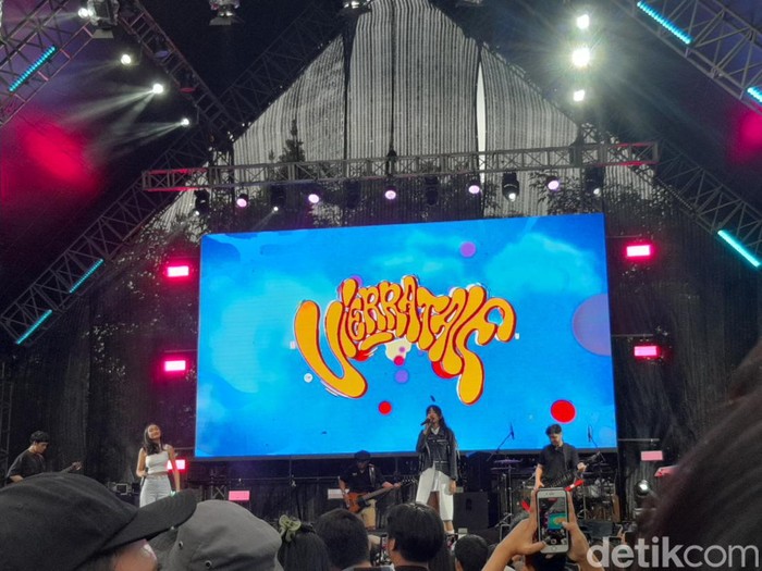Aksi panggung Vierratale di Now Playing Festival, Kota Bandung.