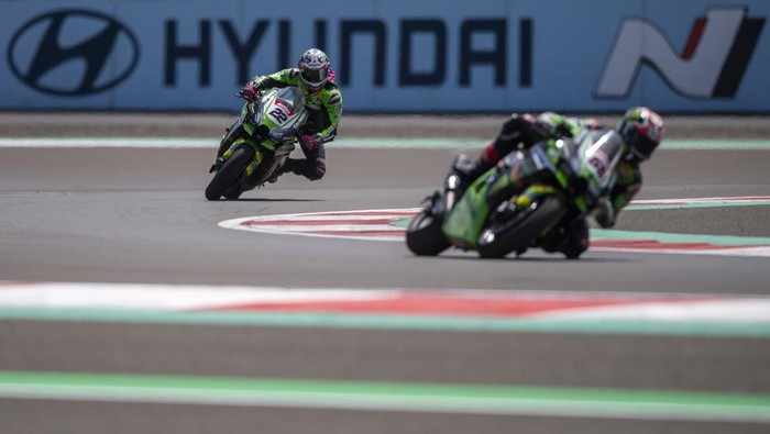 Pembalap Pata Yamaha Prometeon WorldSBK Toprak Razgatlioglu (kiri) bersama pembalap Aruba.it Racing-Ducati Alvaro Bautista (tengah) dan Orelac Racing MOVISIO Oliver Konig (kanan) memacu kecepatan pada latihan bebas pertama saat MOTUL FIM Superbike World Championship (WSBK) Indonesian Round 2023 di Pertamina Mandalika International Street Circuit di KEK Mandalika, Lombok Tengah, NTB, Jumat (3/3/2023). Sesi latihan pertama tersebut untuk balapan Supersport dan World Superbike.