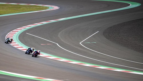 Pembalap Pata Yamaha Prometeon WorldSBK Toprak Razgatlioglu (kiri) bersama pembalap Aruba.it Racing-Ducati Alvaro Bautista (tengah) dan Orelac Racing MOVISIO Oliver Konig (kanan) memacu kecepatan pada latihan bebas pertama saat MOTUL FIM Superbike World Championship (WSBK) Indonesian Round 2023 di Pertamina Mandalika International Street Circuit di KEK Mandalika, Lombok Tengah, NTB, Jumat (3/3/2023). Sesi latihan pertama tersebut untuk balapan Supersport dan World Superbike.