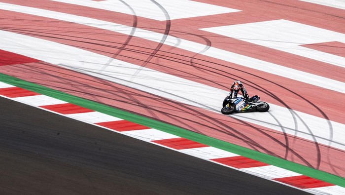 Pembalap Pata Yamaha Prometeon WorldSBK Toprak Razgatlioglu (kiri) bersama pembalap Aruba.it Racing-Ducati Alvaro Bautista (tengah) dan Orelac Racing MOVISIO Oliver Konig (kanan) memacu kecepatan pada latihan bebas pertama saat MOTUL FIM Superbike World Championship (WSBK) Indonesian Round 2023 di Pertamina Mandalika International Street Circuit di KEK Mandalika, Lombok Tengah, NTB, Jumat (3/3/2023). Sesi latihan pertama tersebut untuk balapan Supersport dan World Superbike.