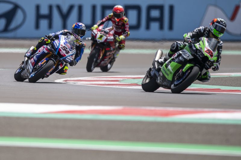 Pembalap Pata Yamaha Prometeon WorldSBK Toprak Razgatlioglu (kiri) bersama pembalap Aruba.it Racing-Ducati Alvaro Bautista (tengah) dan Orelac Racing MOVISIO Oliver Konig (kanan) memacu kecepatan pada latihan bebas pertama saat MOTUL FIM Superbike World Championship (WSBK) Indonesian Round 2023 di Pertamina Mandalika International Street Circuit di KEK Mandalika, Lombok Tengah, NTB, Jumat (3/3/2023). Sesi latihan pertama tersebut untuk balapan Supersport dan World Superbike.