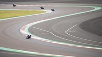 Sesi latihan pertama tersebut untuk balapan Supersport dan World Superbike.