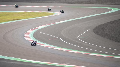 Pembalap Pata Yamaha Prometeon WorldSBK Toprak Razgatlioglu (kiri) bersama pembalap Aruba.it Racing-Ducati Alvaro Bautista (tengah) dan Orelac Racing MOVISIO Oliver Konig (kanan) memacu kecepatan pada latihan bebas pertama saat MOTUL FIM Superbike World Championship (WSBK) Indonesian Round 2023 di Pertamina Mandalika International Street Circuit di KEK Mandalika, Lombok Tengah, NTB, Jumat (3/3/2023). Sesi latihan pertama tersebut untuk balapan Supersport dan World Superbike.