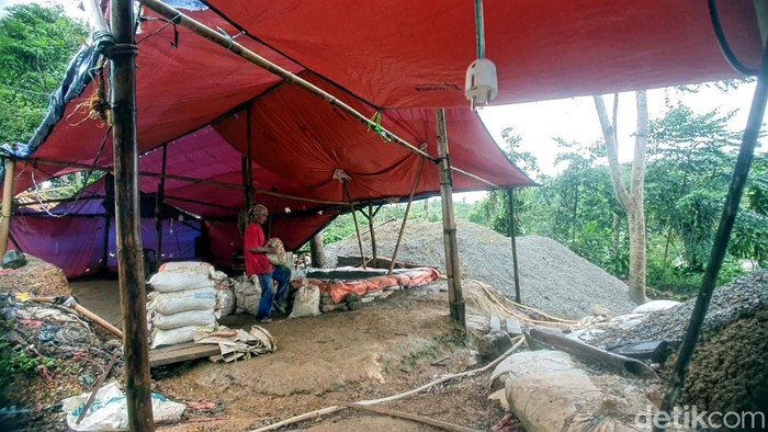 Aktivitas penambagan emas di Desa Mekarjaya, Kabupaten Sukabumi.