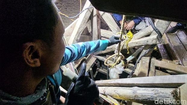 Aktivitas penambagan emas di Desa Mekarjaya, Kabupaten Sukabumi.