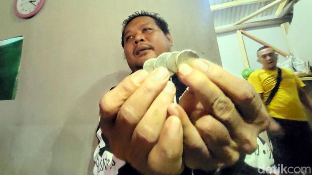 Aktivitas penambang emas di Desa Mekarjaya, Kabupaten Sukabumi.