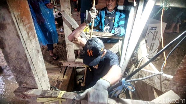 Aktivitas penambang emas di Desa Mekarjaya, Kabupaten Sukabumi.