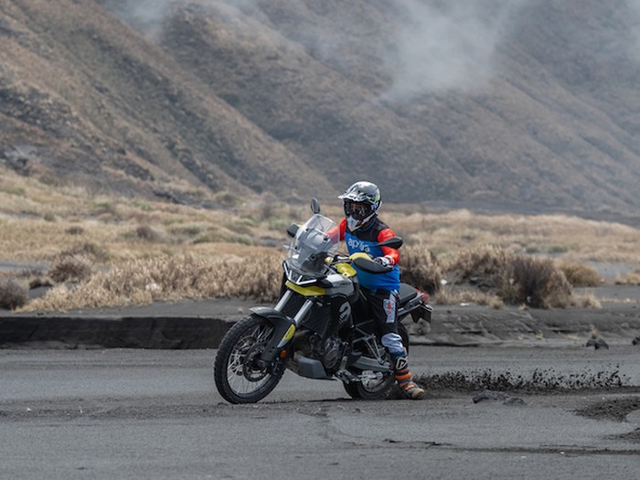 Aprilia Tuareg 660 digeber dari Surabaya ke Gunung Bromo