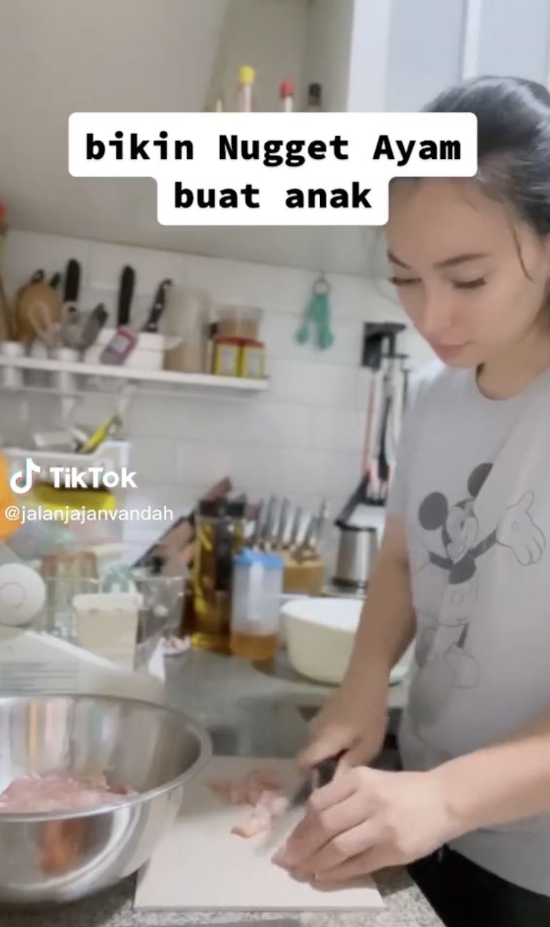 Asmirandah Hobi Masak Sendiri Buat Sang Anak, Intip Kreasinya