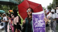 Massa aksi membawa sejumlah atribut seperti poster.